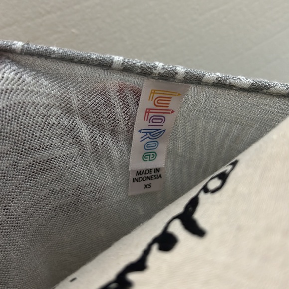 LuLaRoe Classic T - Picture 2 of 4